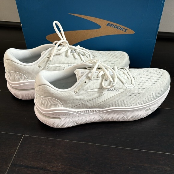 Brooks MEN’S GHOST MAX IN WHITE/OYSTER/METALLIC SILVER SZ 11.5 NEW IN BOX - Picture 5 of 11